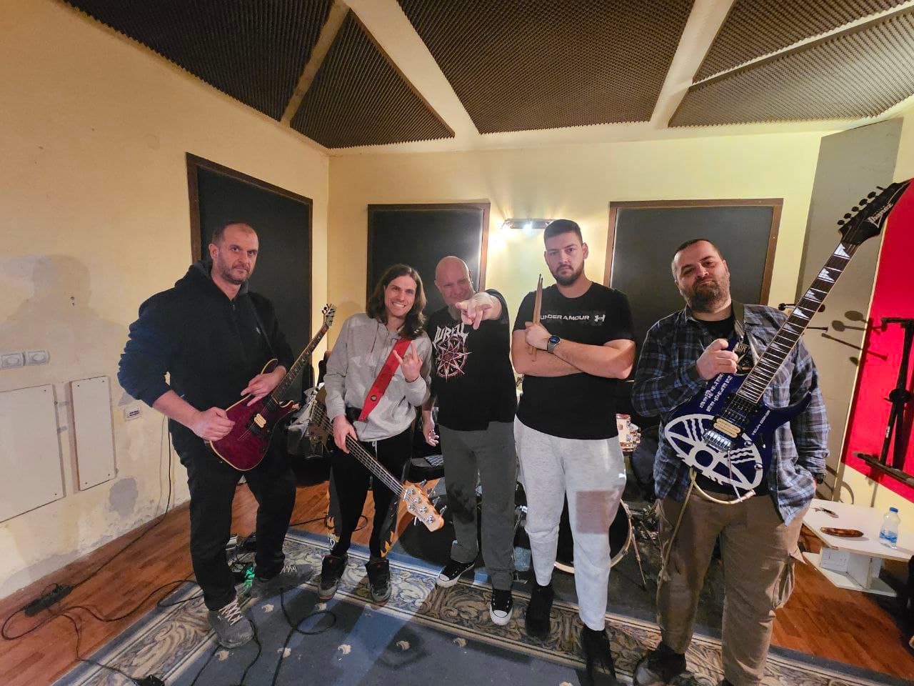 Veliki Odmor Band Members in Studio